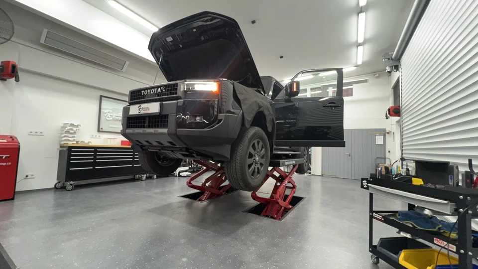 Toyota Land Cruiser J250 während des Einbaus auf der Hebebühne