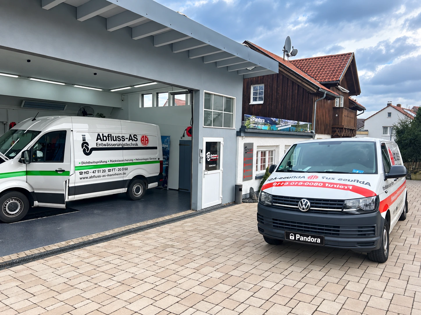 VW T6.1 und VW Crafter 2 vor unserer Werkstatt