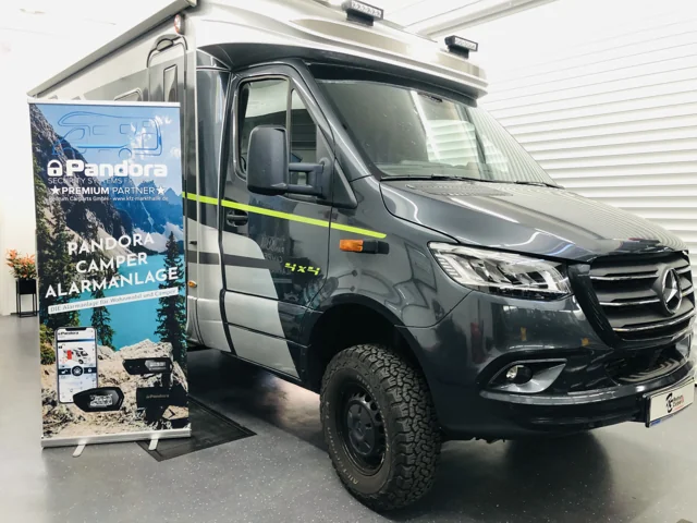 Wohnmobil auf Mercedes-Sprinter-Basis mit 4×4-Kennzeichnung und Pandora Camper Präsentation in der Werkstatt