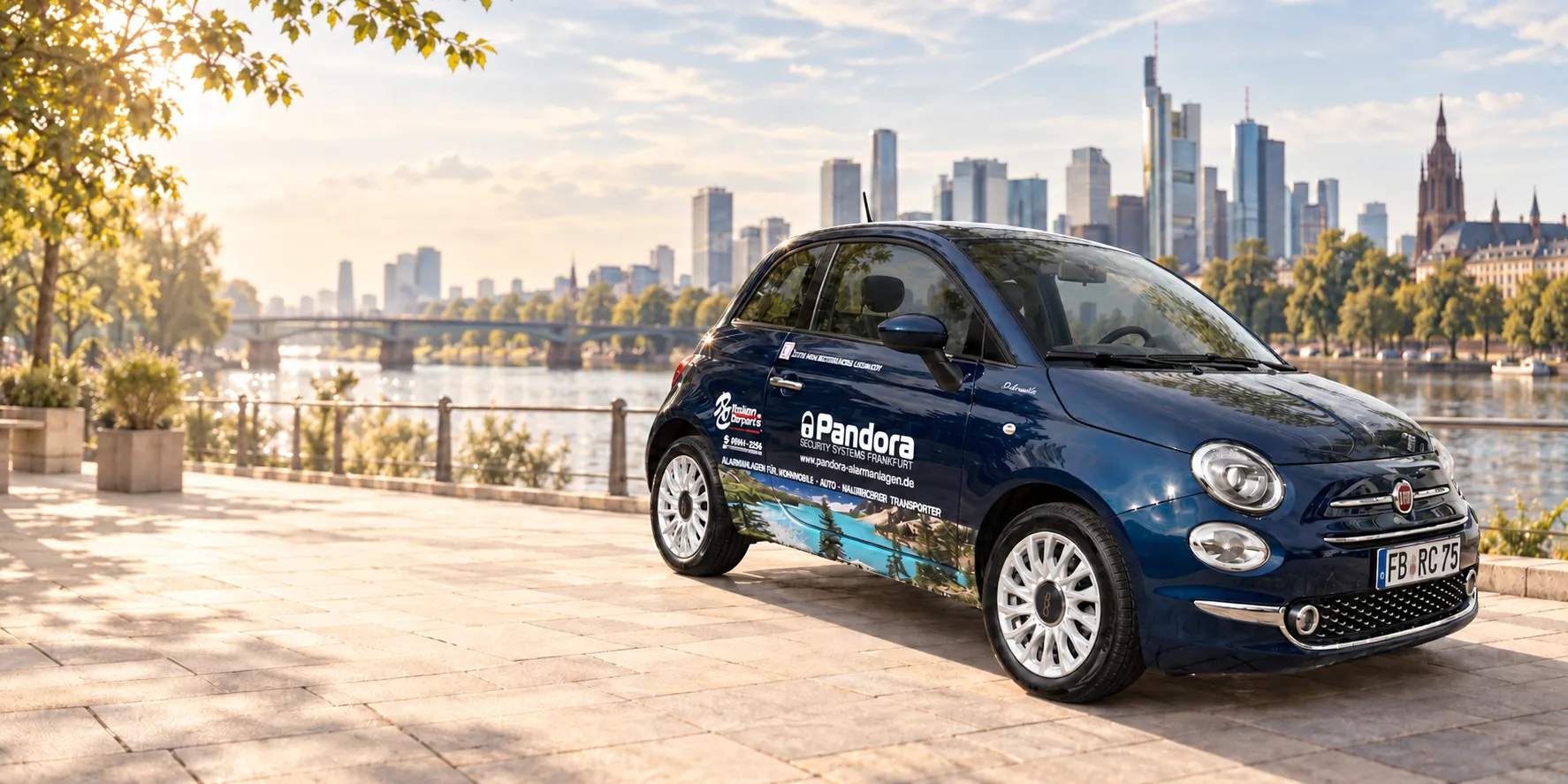 Gestaltetes Motiv unseres Fiat 500 mit Pandora-Werbebeschriftung vor der Frankfurter Skyline