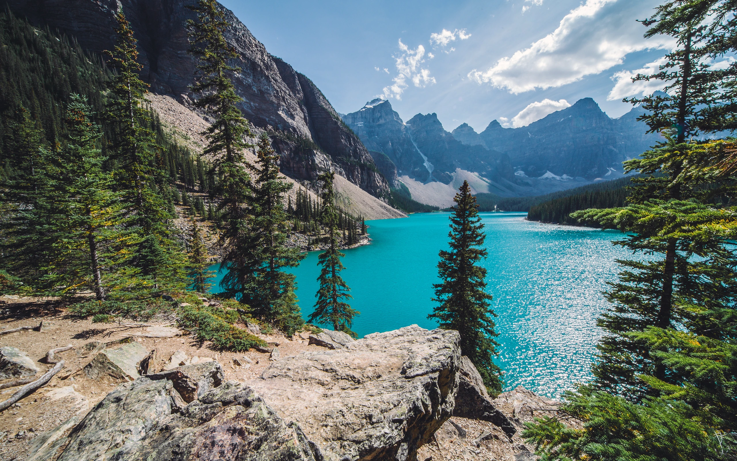 Moraine Lake in Kanada mit türkisfarbenem Wasser, Nadelwäldern und markanter Bergkulisse