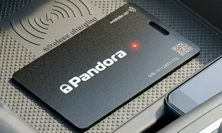 Pandora Card auf einer kabellosen Ladefläche