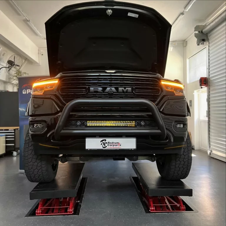 Dodge RAM während der Installation auf der Hebebühne.