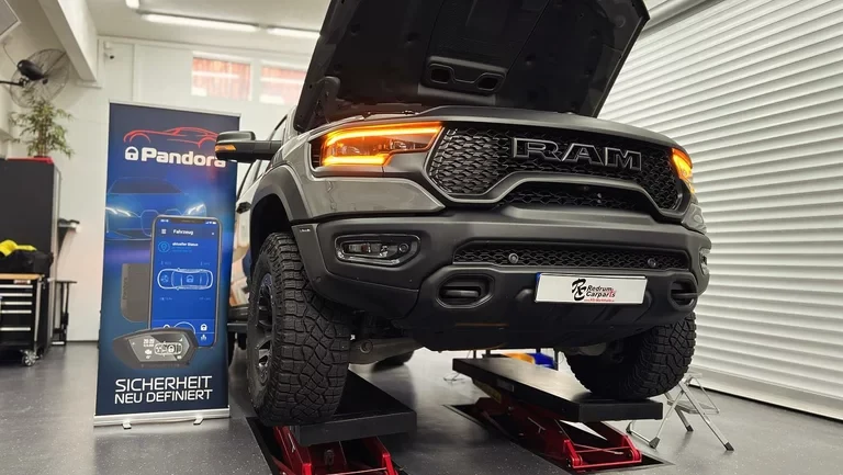 Dodge RAM auf der Werkstattbühne mit Pandora Smart Pro V4.