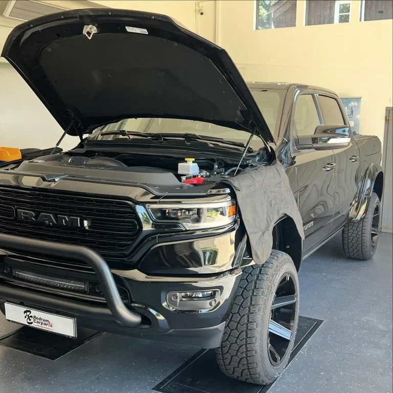 Dodge RAM mit geöffneter Motorhaube beim Einbau.