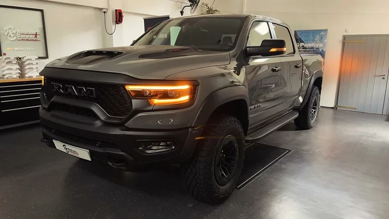 Dodge RAM am Einbauplatz in unserer Werkstatt.