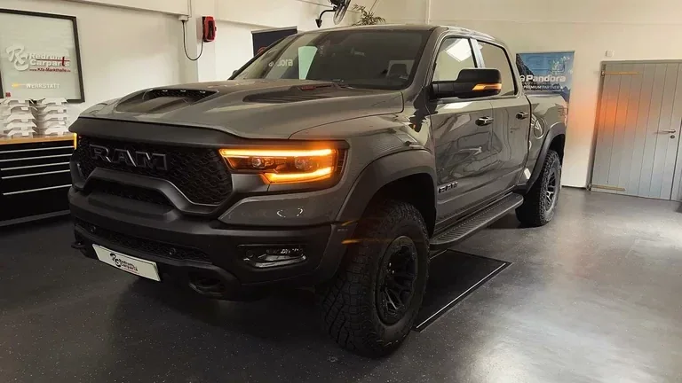 Dodge RAM am Einbauplatz in unserer Werkstatt.