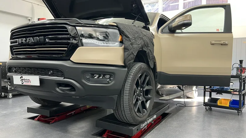 Dodge RAM während der Arbeiten – mit geschütztem Kotflügel und geöffneter Motorhaube.