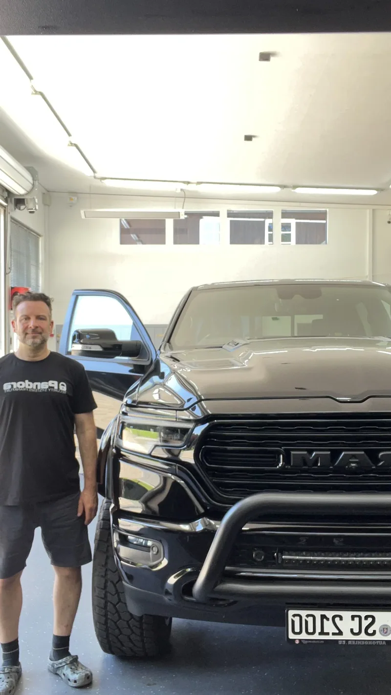 Persönlich vor Ort – am Dodge RAM in unserer Werkstatt.