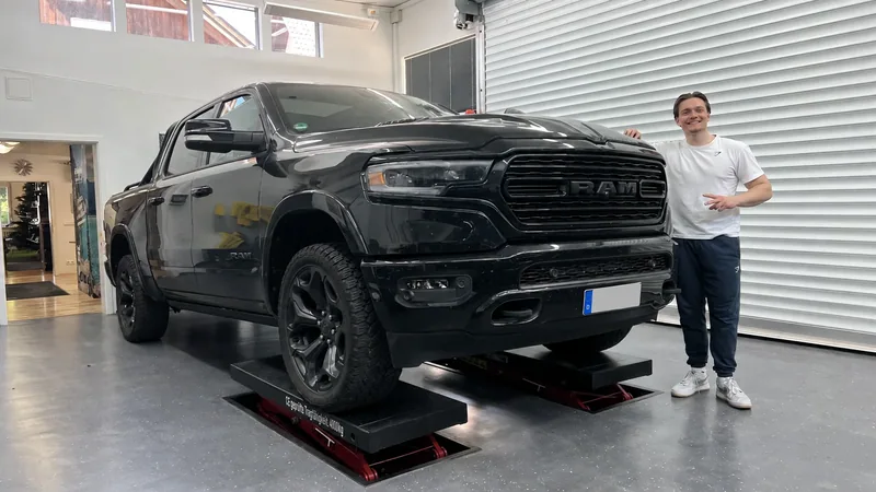 Ein persönlicher Moment am Dodge RAM in unserer Werkstatt.