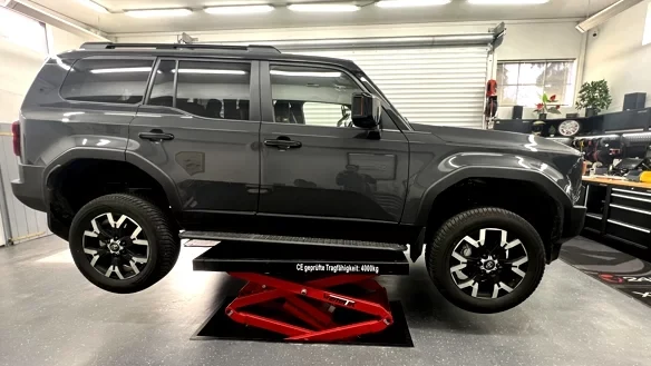Toyota Land Cruiser auf der Hebebühne in unserer Werkstatt.