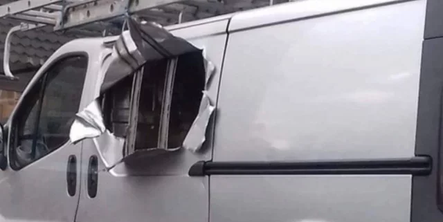 Weißer Transporter mit aufgebrochenem Laderaum
