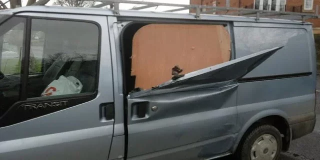 Ford Transit mit großflächig aufgerissener Seitenwand