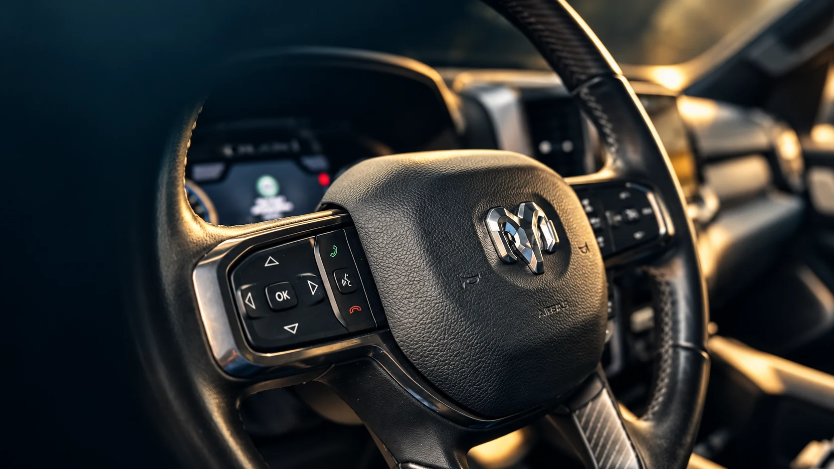 Bildkomposition zum Video: Dodge RAM 1500 und Pandora Alarmanlage Smart Pro V4 für PKW.