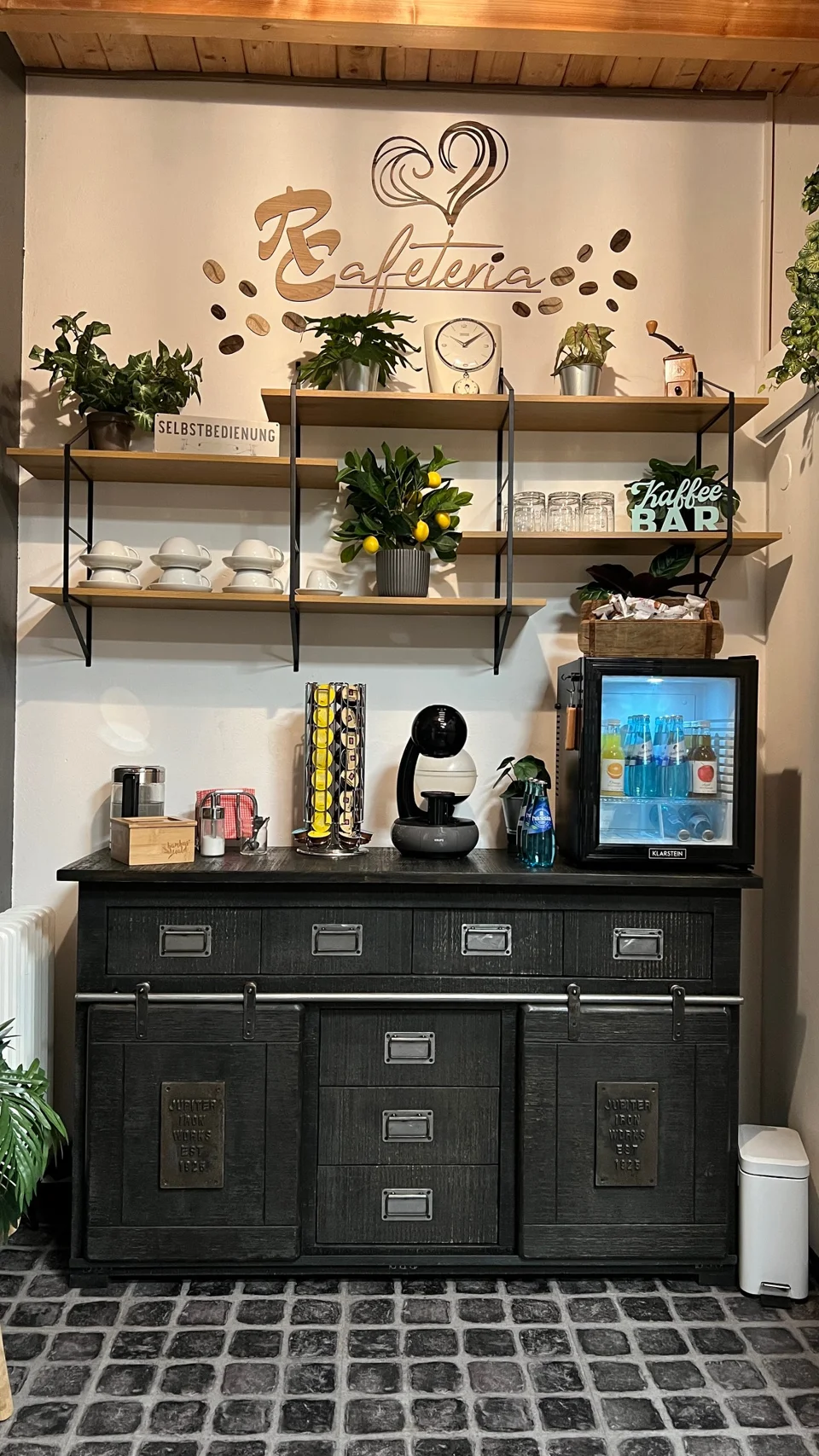 Minibar mit Kaffeemaschine und Getränkekühlschrank