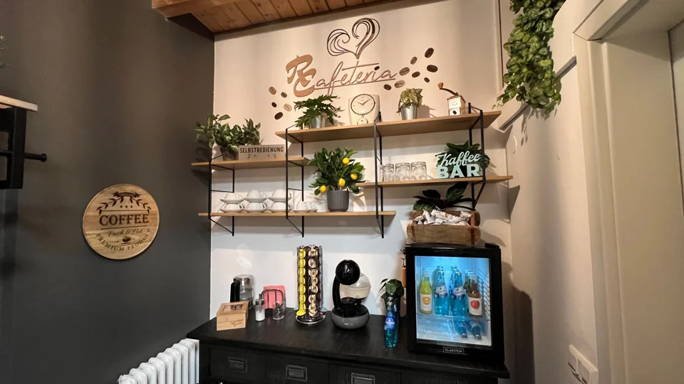 Unsere kostenlose Minibar mit Kaffeemaschine, Tee und gekühlten Getränken