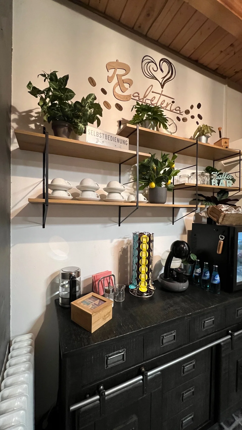 Kaffee- und Teestation in Selbstbedienung