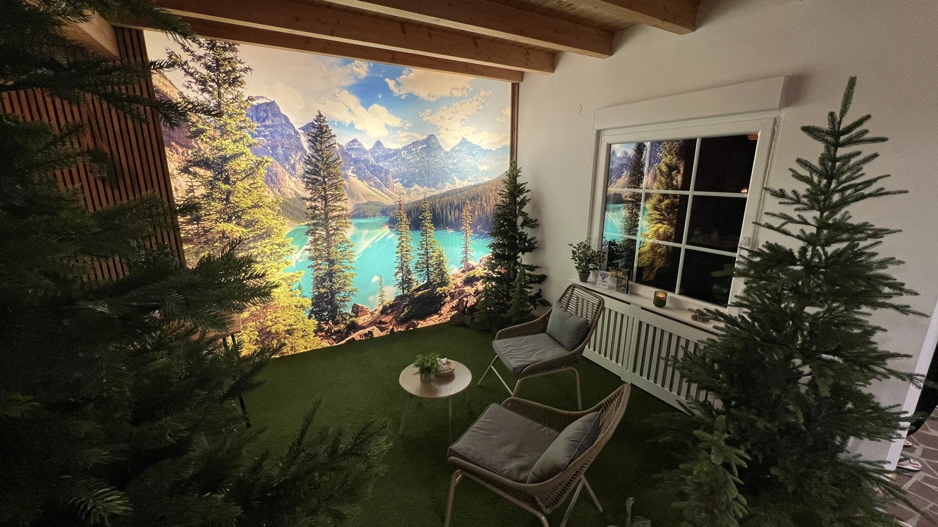 Gemütlicher Wartebereich mit Sitzplätzen und großem Bergpanorama