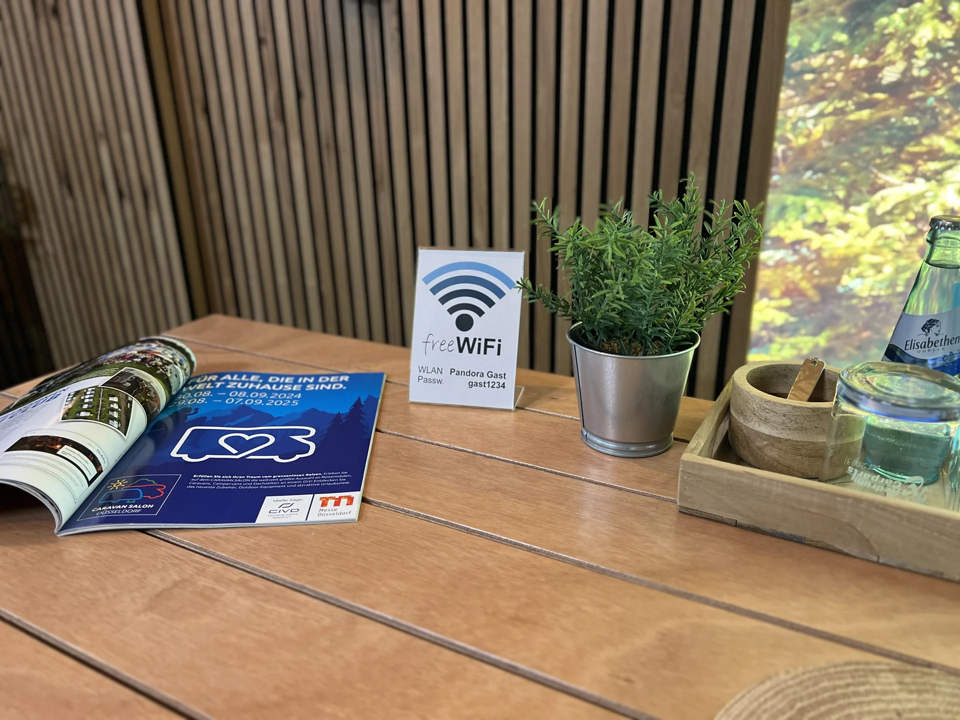 Arbeitstisch mit kostenlosem WLAN im Wartebereich