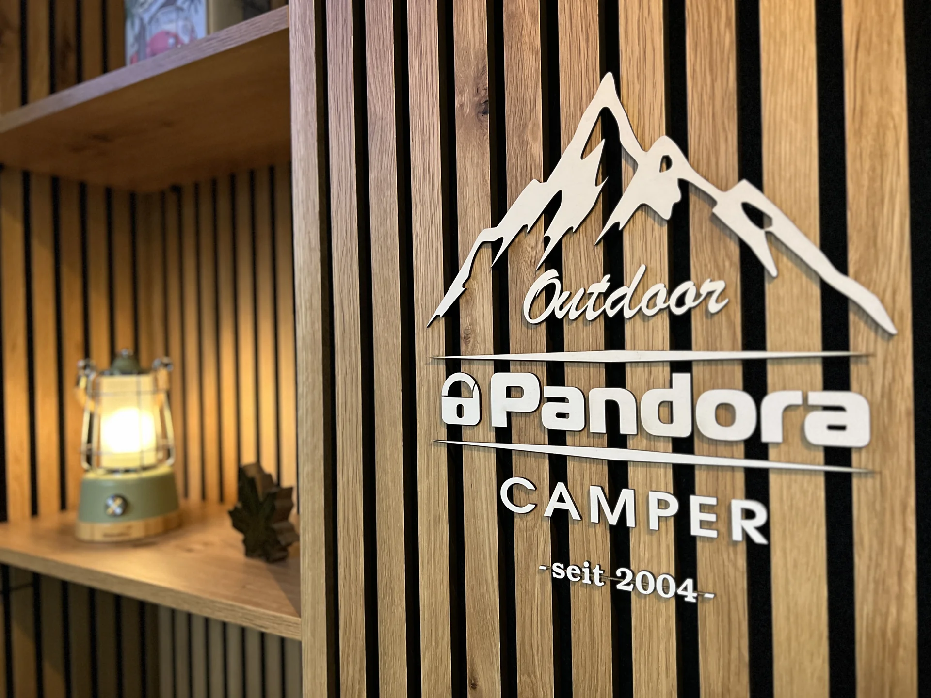 Pandora-Camper-Schild im Wartebereich
