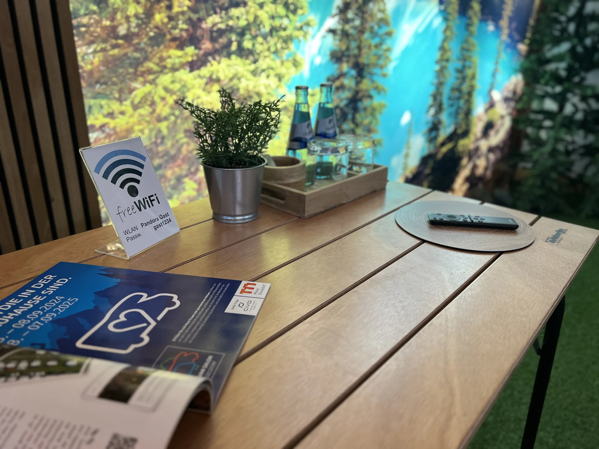 Kostenloses WLAN und Getränke auf dem Tisch