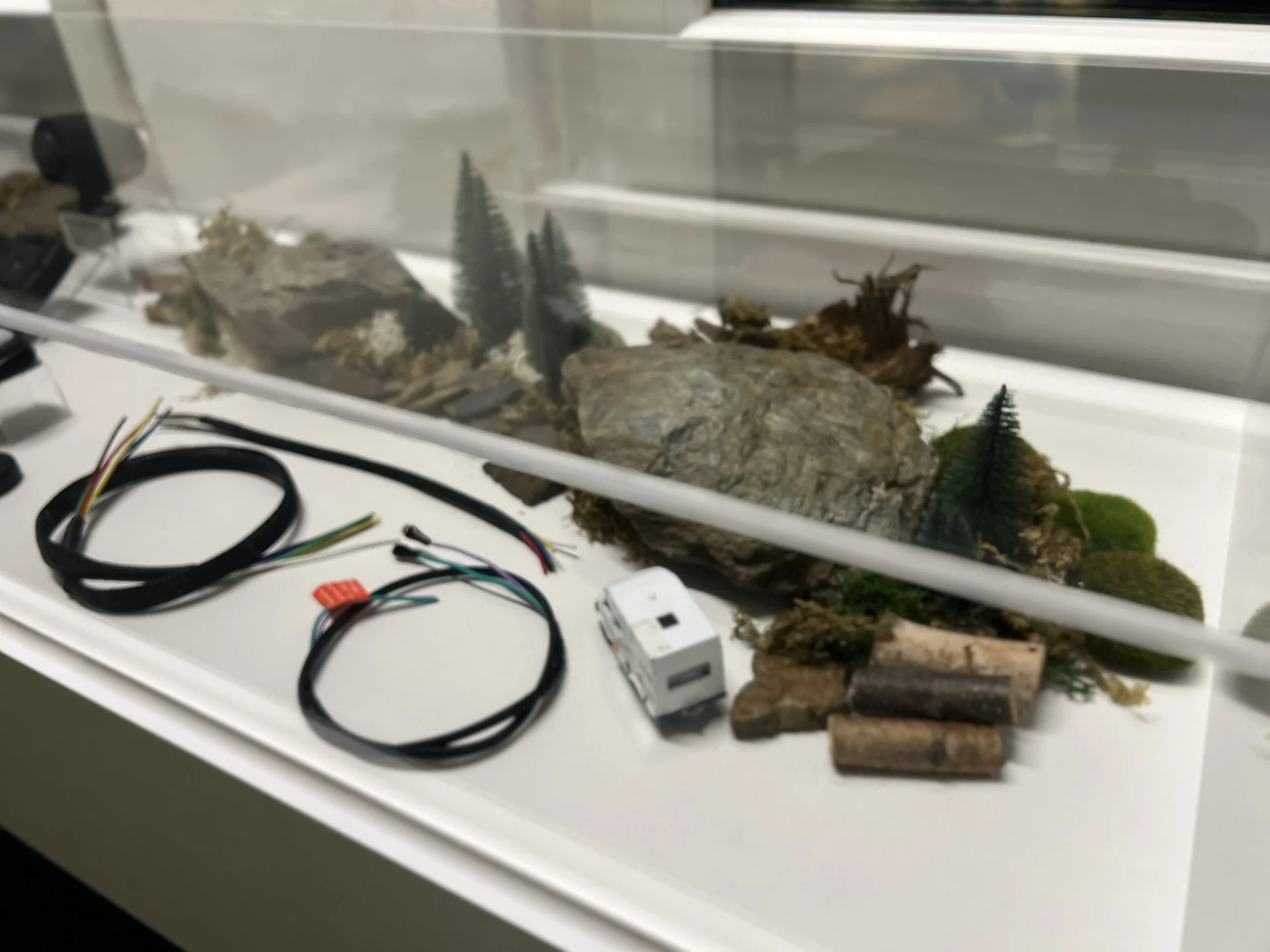 Detail einer Pandora-Ausstellung im Innenbereich