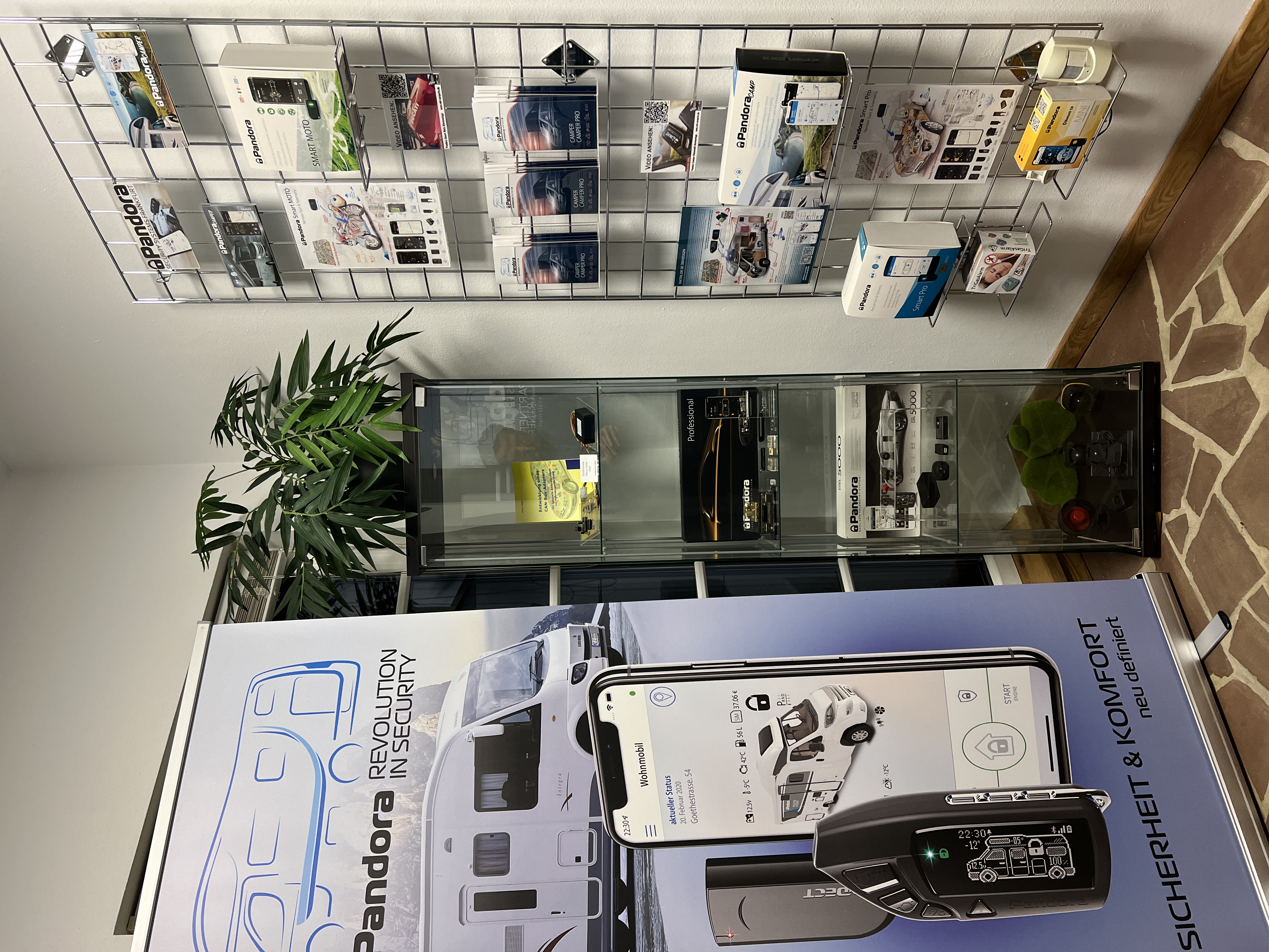 Pandora-Camper-Ausstellung mit Prospekten und Produkten