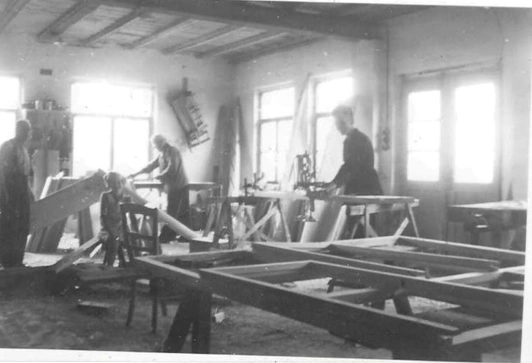Historische Aufnahme der Zimmerei Anfang der 1950er-Jahre in den Räumen des heutigen Wartebereichs.
