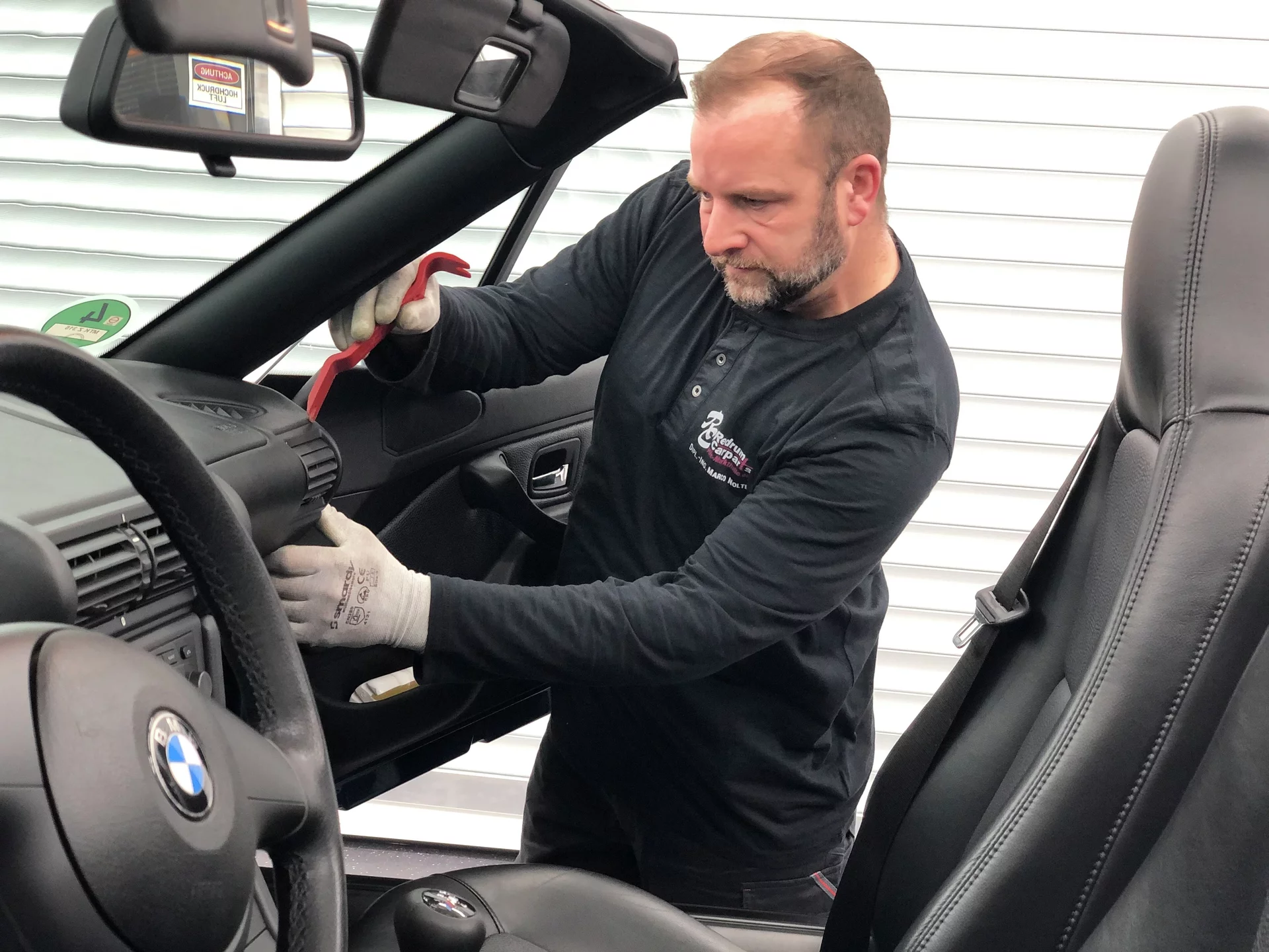 Marco Nolte arbeitet persönlich an der Innenverkleidung eines Fahrzeugs