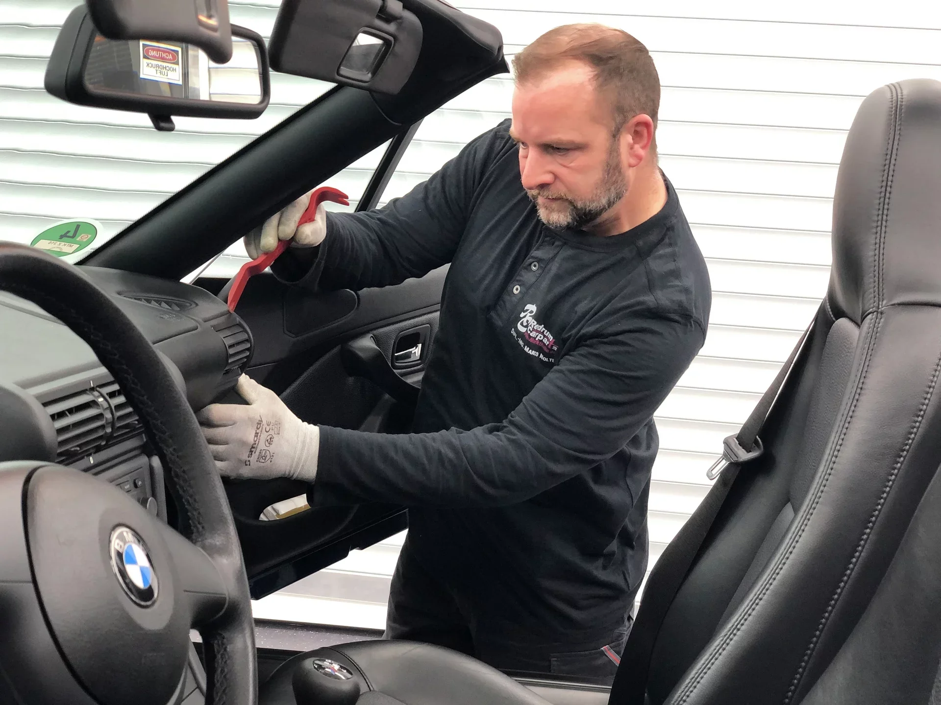 Marco Nolte beim Einbau an einem Fahrzeug