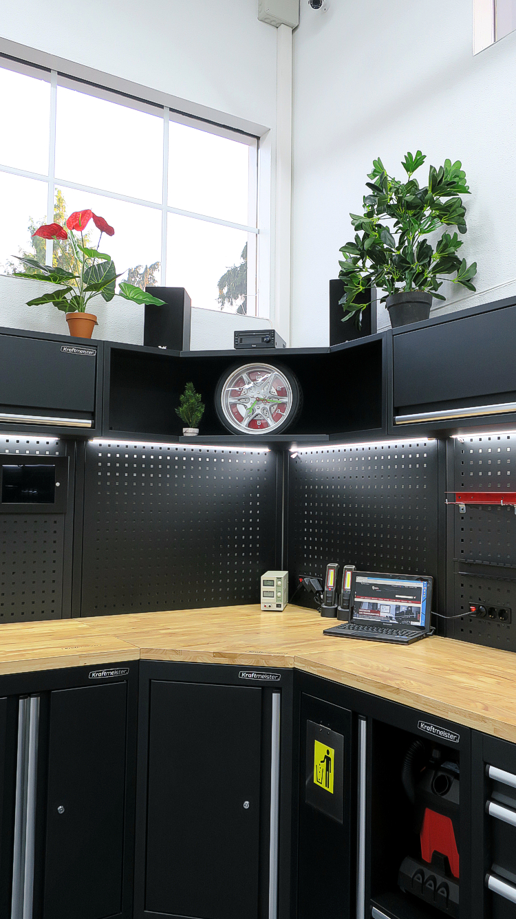 Detail der Werkbank mit Monitor und Werkzeugwand