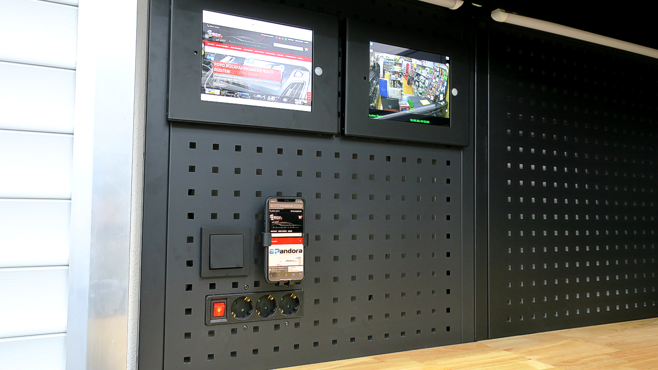 Technik und Monitore an der Werkstattwand