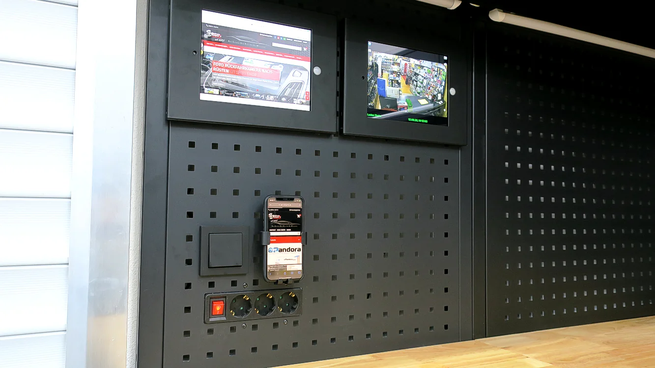 Technik und Monitore an der Werkstattwand